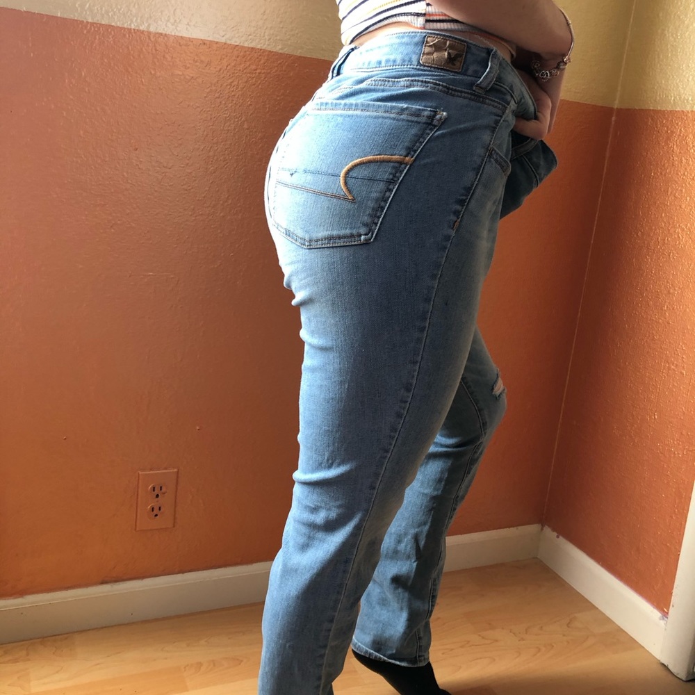 Denim American eagle one knee rip!